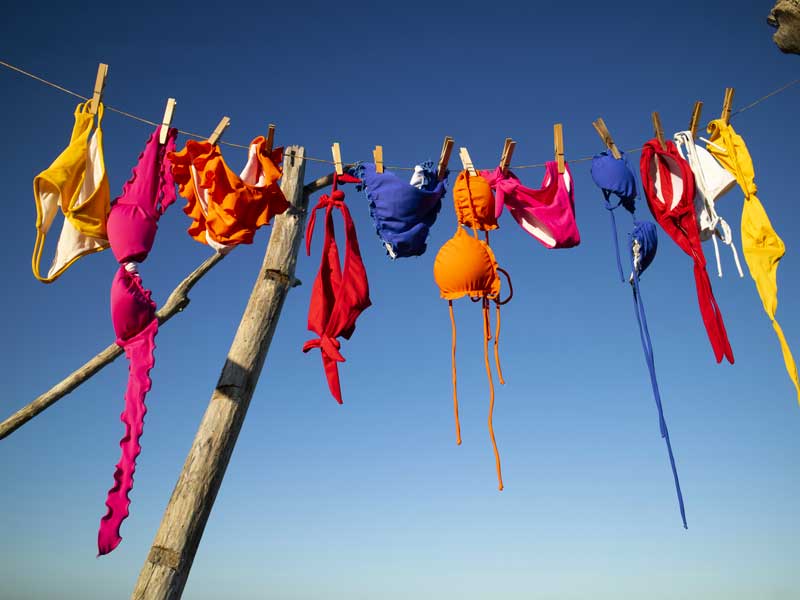 costumi stesi all'aria