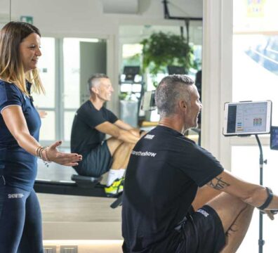 allenamento hiit in palestra con personal trainer su vogatore