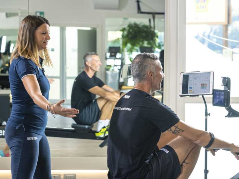 allenamento hiit in palestra con personal trainer su vogatore
