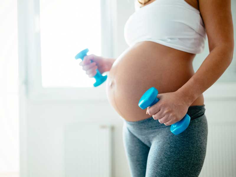 pancia di donna incinta che si allena
