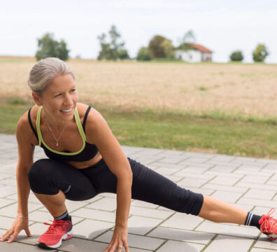 donna si allena all'aperto e fa un allenamento total body
