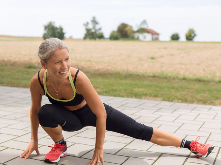 donna si allena all'aperto e fa un allenamento total body