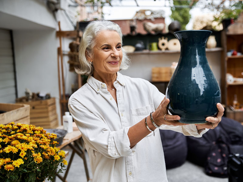 donna che fa giardinaggio che è un suo hobby senza mal di schiena