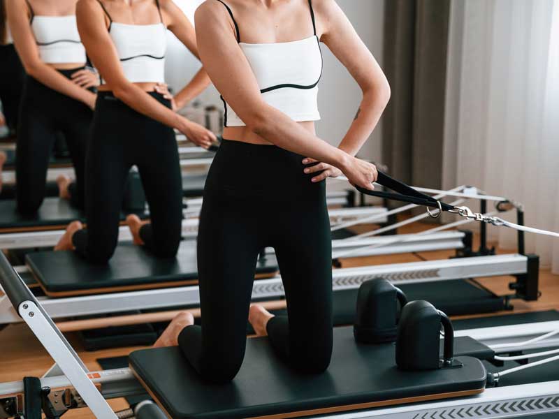 allenamento di gruppo di reformer pilates