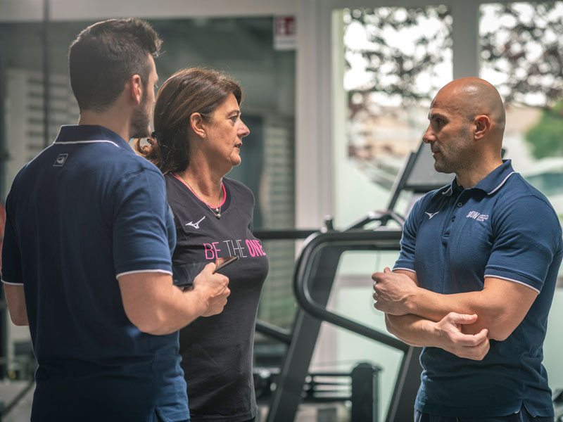 personal trainer parlano con cliente