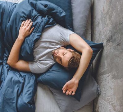 uomo a letto che dorme