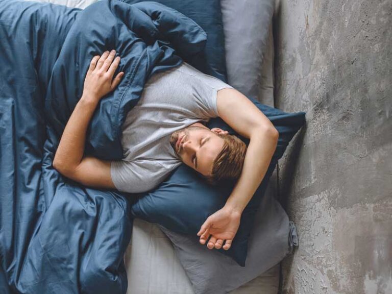uomo a letto che dorme