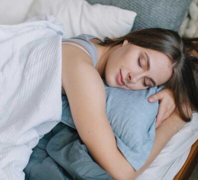 donna dorme nel suo letto serena