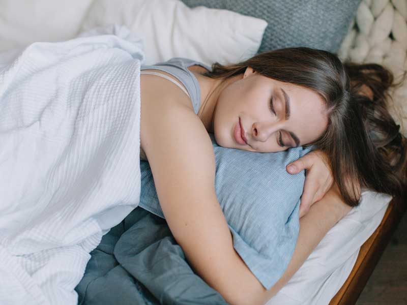 donna dorme nel suo letto serena
