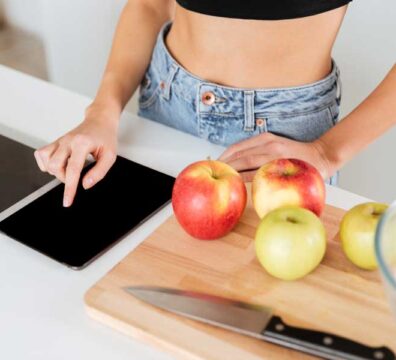 donna fa il calcolo delle calorie che mangia perché sta facendo il calcolo del fabisogno calorico