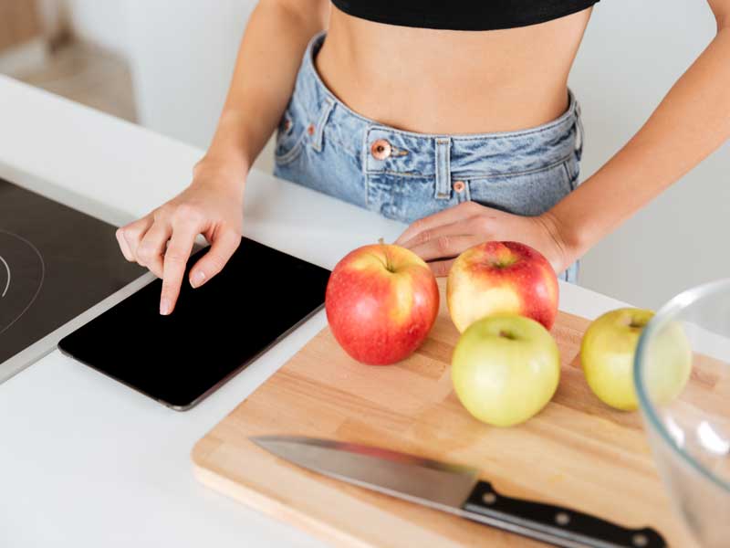 donna fa il calcolo delle calorie che mangia perché sta facendo il calcolo del fabisogno calorico