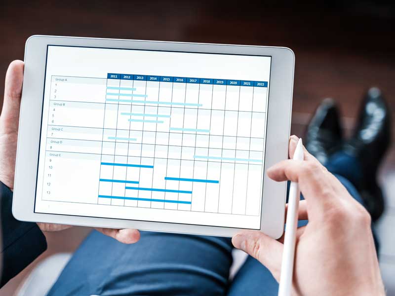 uomo con ipad in mano programma i suoi prossimi allenamenti