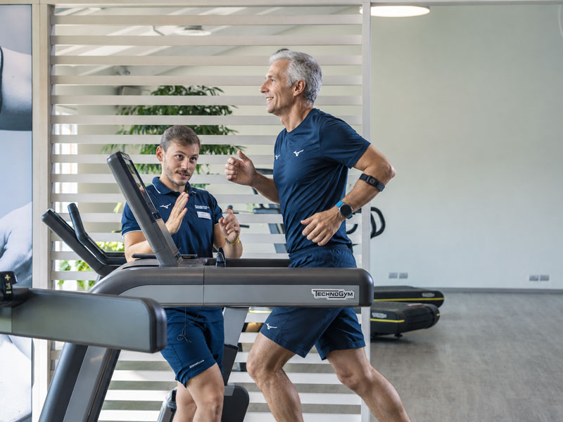 uomo corre sul Tapis Roulant per dimagrire in palestra